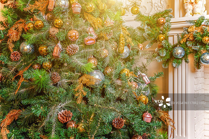 经典的新年装饰圣诞树图片素材
