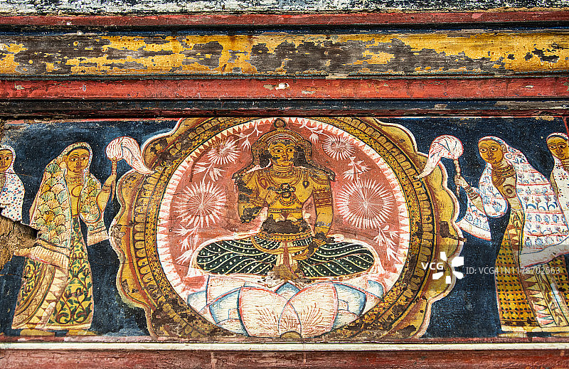 斯里兰卡Mulkirigala Raja Maha Vihara寺庙洞穴内的古老壁画图片素材
