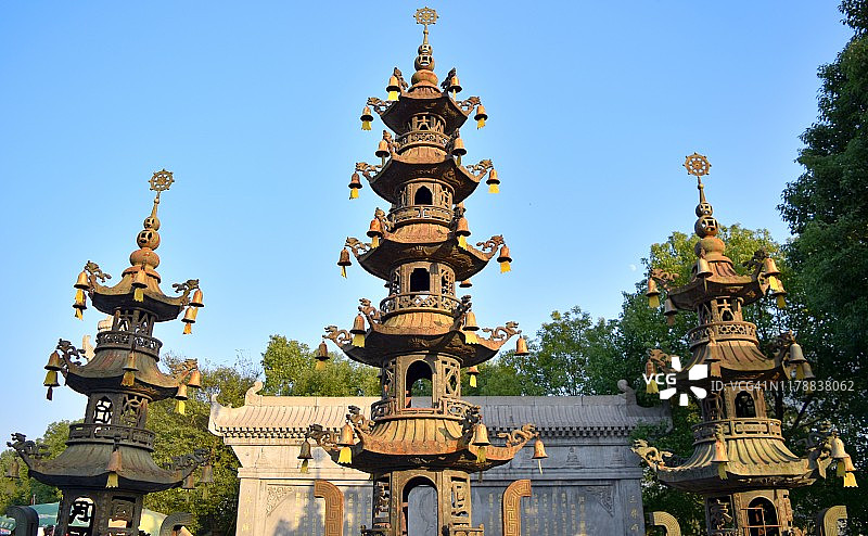 中国安徽三河古镇庙里的三个佛塔形香炉图片素材