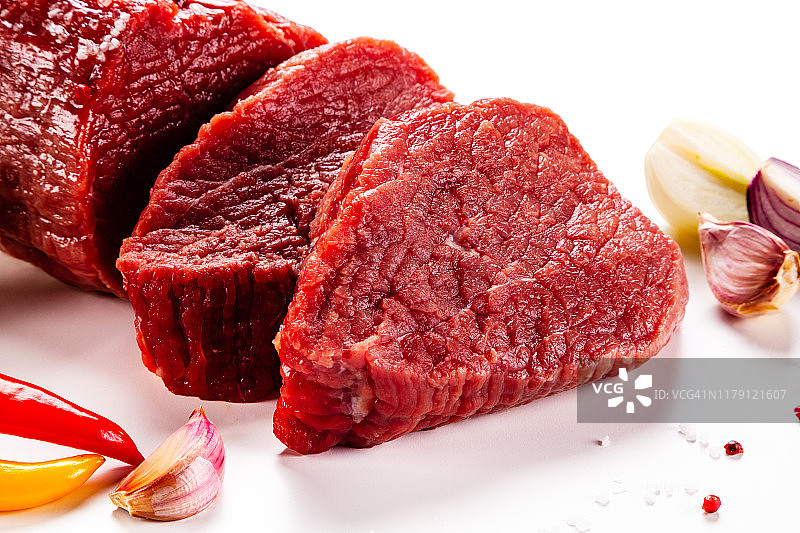 砧板上的新鲜生牛肉，背景为白色图片素材