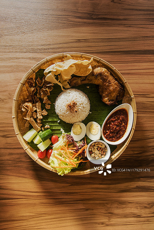 传统的竹制托盘上的咖喱炒饭图片素材