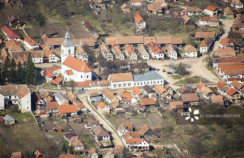 罗马尼亚Rimetea村，有白色教堂和传统的特兰西瓦尼亚房屋图片素材
