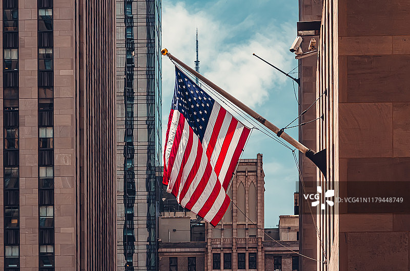 美国国旗在华尔街大厦图片素材
