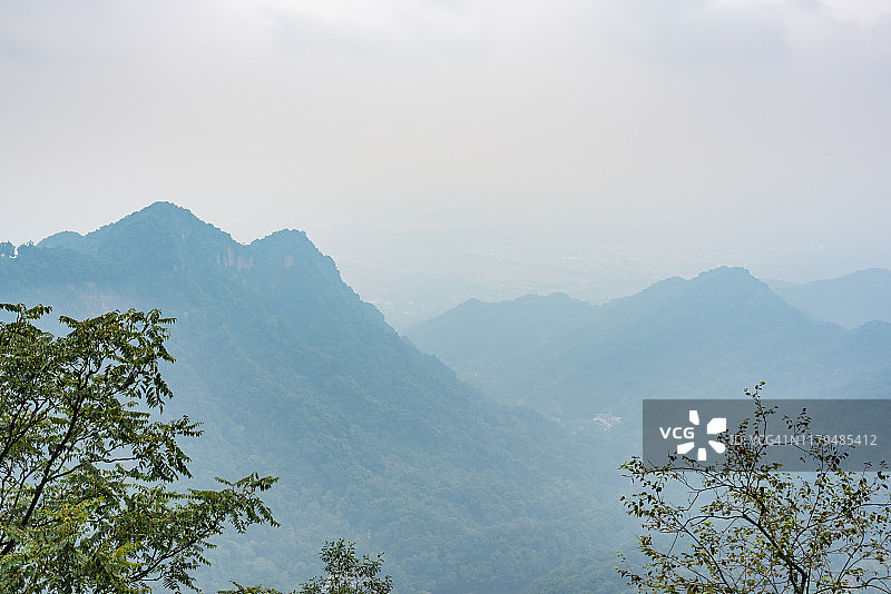 山景在青城山的雾霾中图片素材