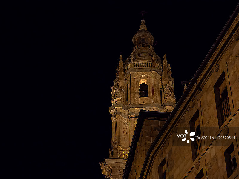 夜景摄影Clerecía和贝壳照亮的房子，萨拉曼卡(西班牙)图片素材