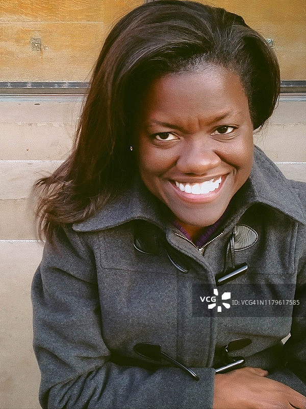 微笑的非裔美国妇女肖像图片素材