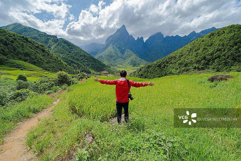 一名亚洲游客在越南萨帕观看在夏季的饭斯盘山丘陵与水稻农田谷地旅游旅行和度假概念。图片素材