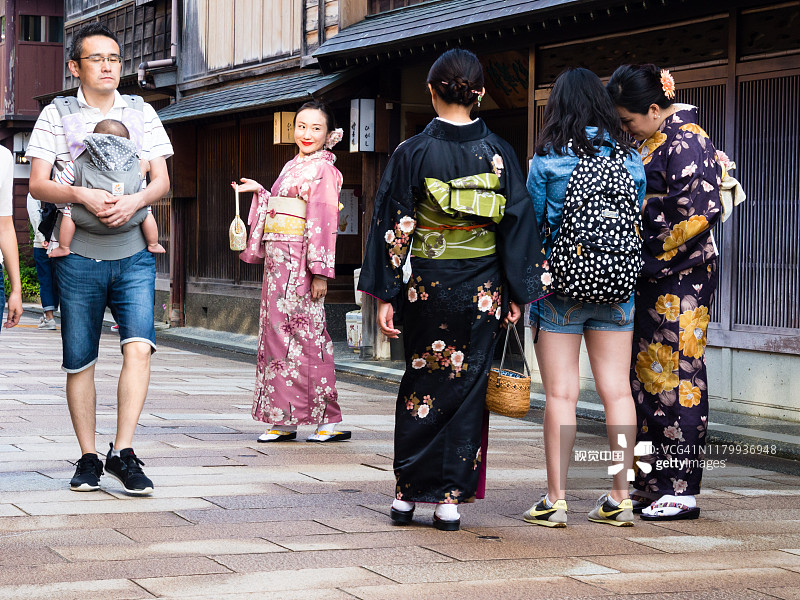 日本金泽历史街区，身着和服的妇女图片素材