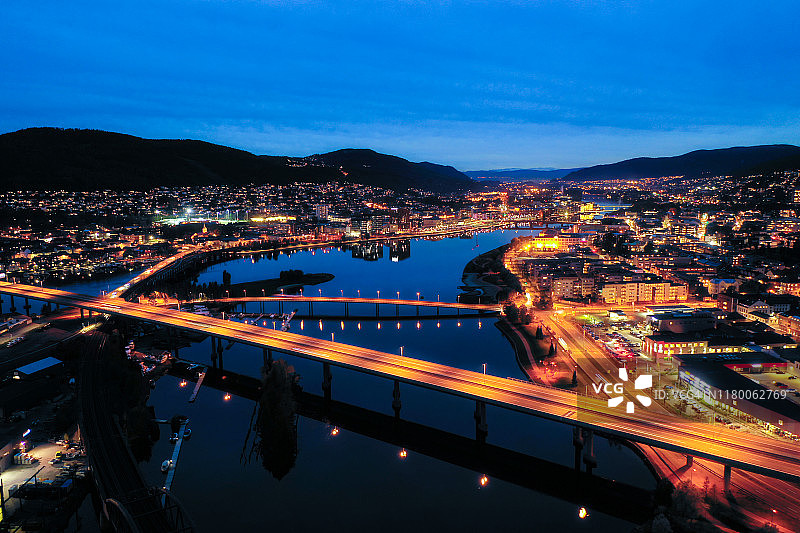 穿越挪威Drammen市的公路-航拍图片图片素材
