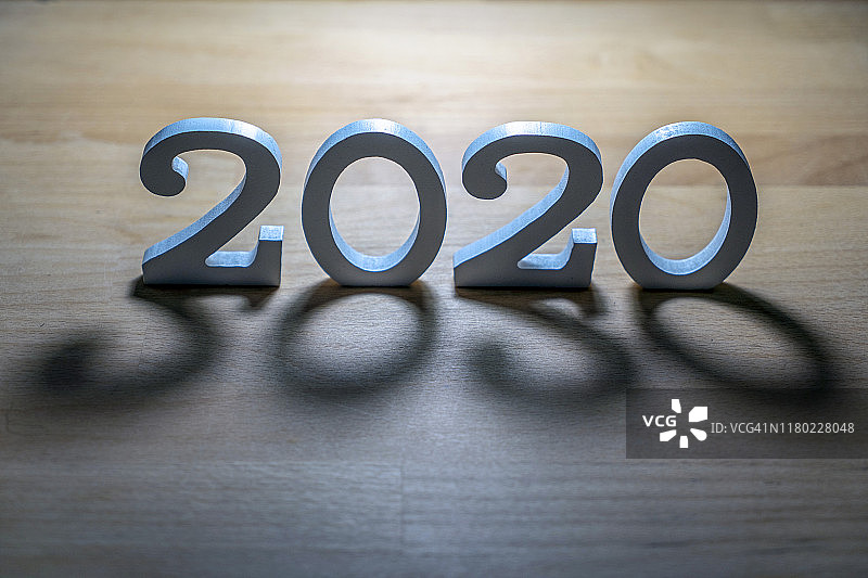 2019年新年改2020年概念，手换木方图片素材
