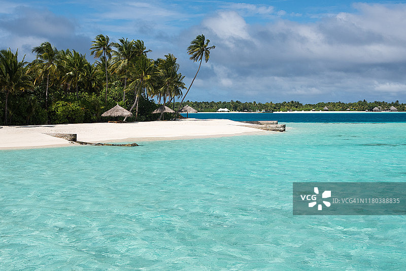 美丽的海滩和马尔代夫的一个度假胜地图片素材