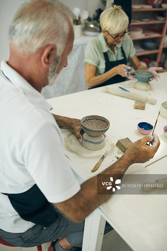 老夫妇在陶瓷工坊图片素材