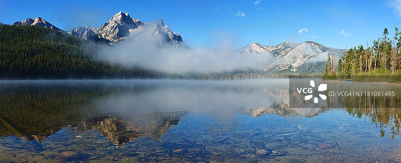 全景早晨的薄雾燃烧的斯坦利湖揭示了夏天在爱达荷州的锯齿山的麦克长裙峰图片素材