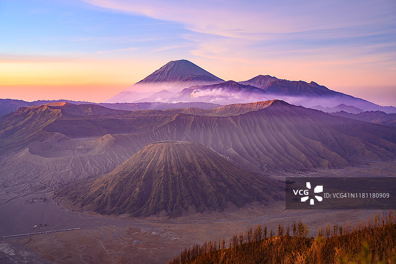 印尼布罗莫火山的日出图片素材