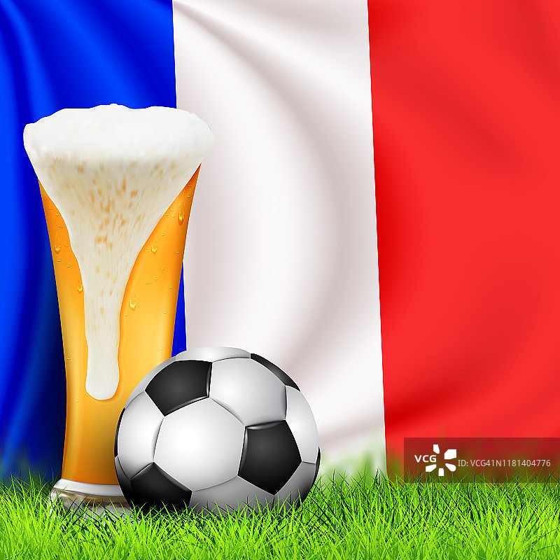 逼真的3D足球和一杯啤酒在草地上与法国国旗飘扬。为足球锦标赛设计一个时尚的背景。海报，横幅足球模板。足球的概念。图片素材
