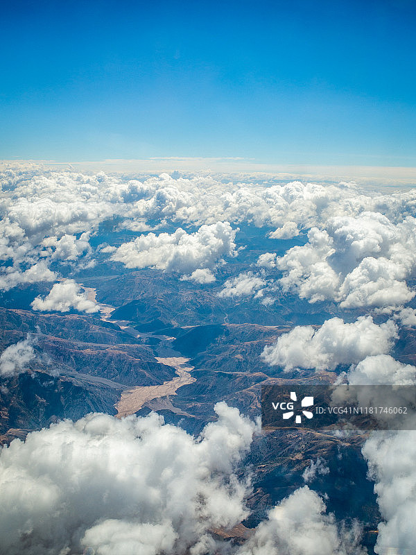 安第斯山脉和河流与令人惊叹的多云蓝天图片素材