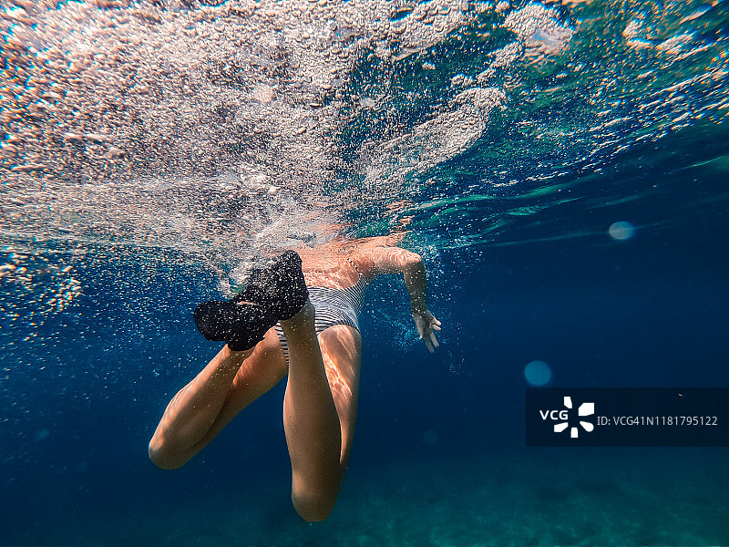水下照片的女孩在海里游泳图片素材