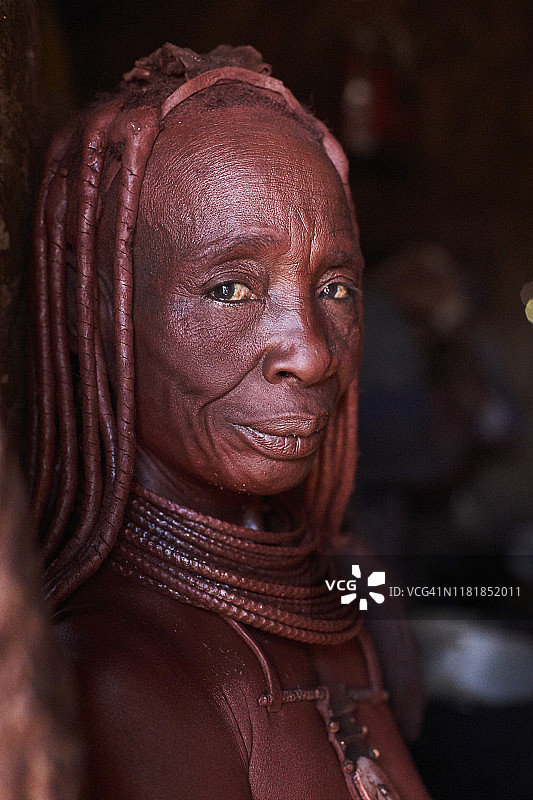 安哥拉奥科卡一位传统辛巴族老妇人的肖像图片素材