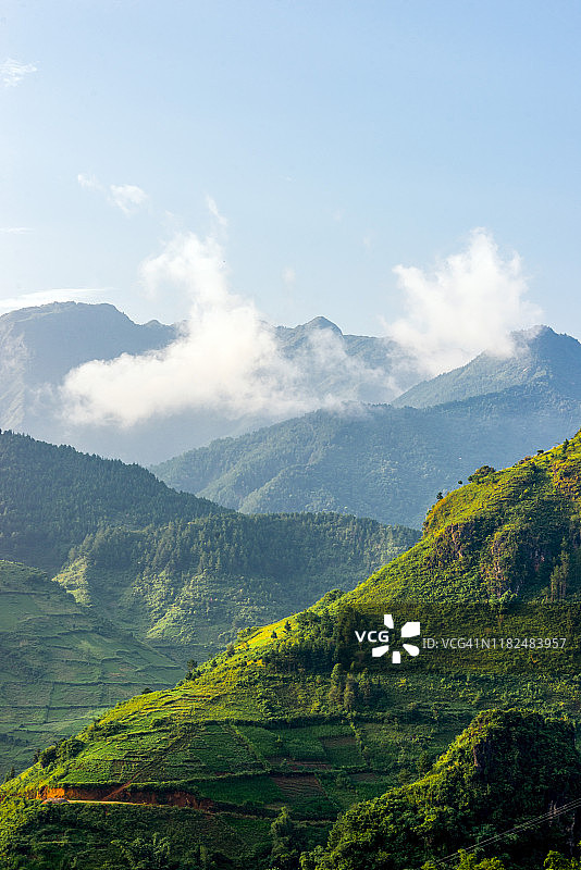 越南西北地区最好的风景，雄伟的山脉和日落时的魔法光图片素材