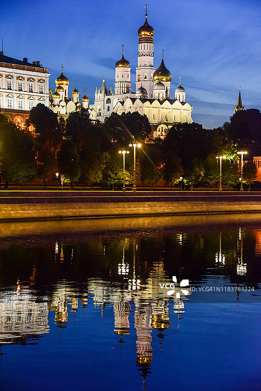 救世主基督大教堂映在莫斯科河上图片素材