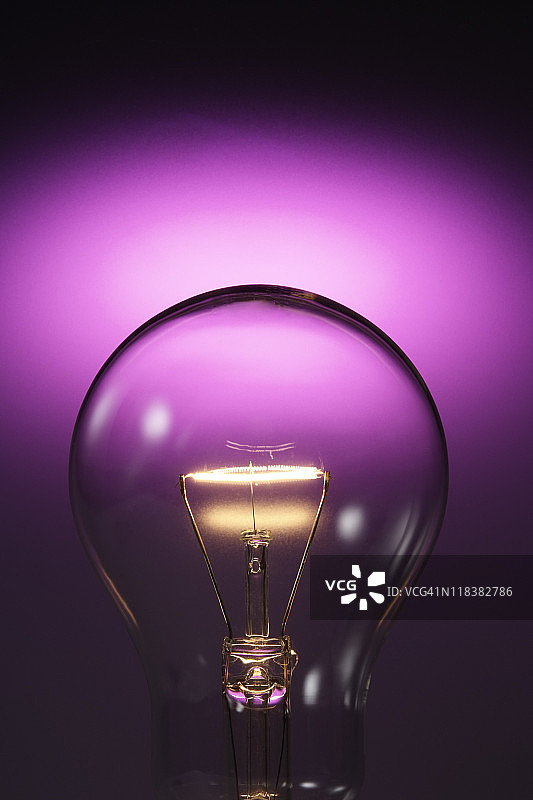 特写灯泡对紫色的背景与复制空间图片素材