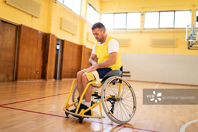 轮椅上的残疾篮球运动员图片素材