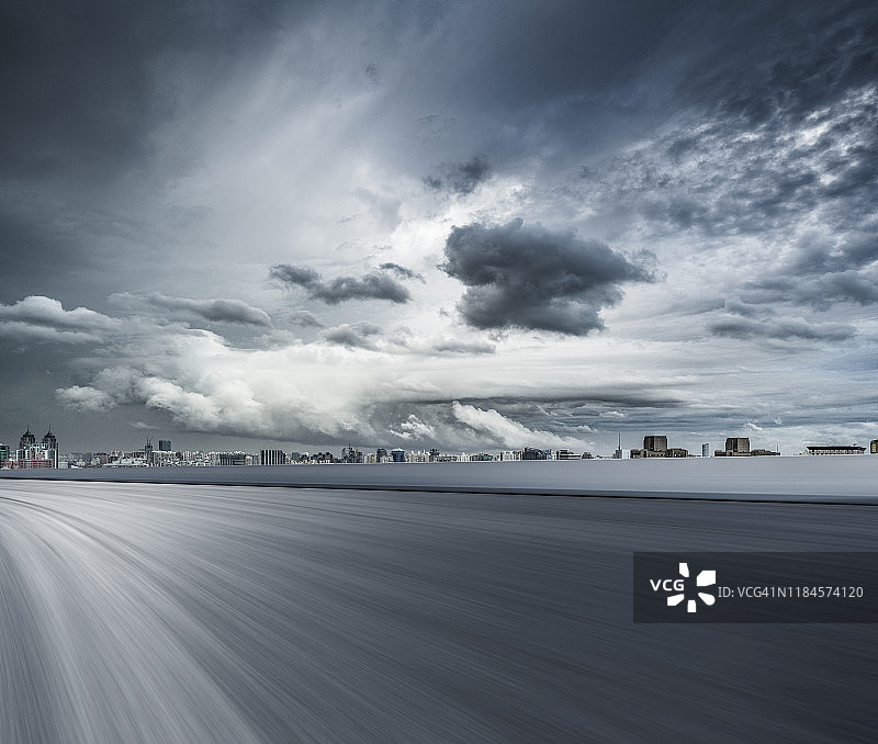 暴风雨的天空，道路的背景图片素材