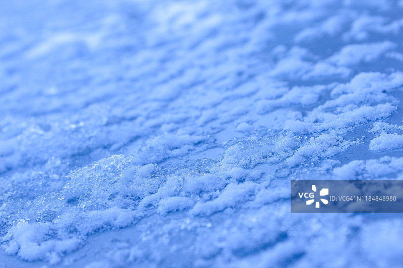 晚上蓝色玻璃上的蓝色冰和雪图片素材