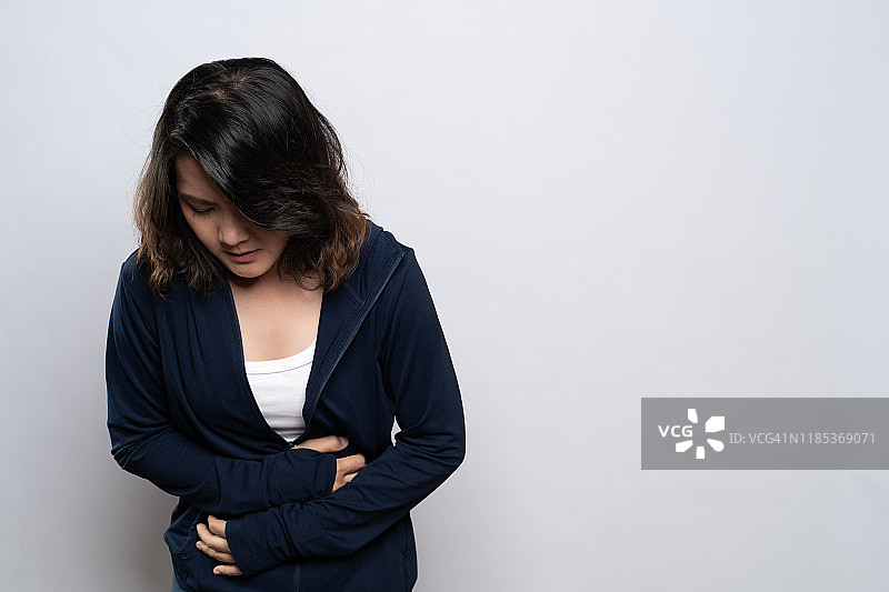 女人胃痛孤立在白色背景图片素材