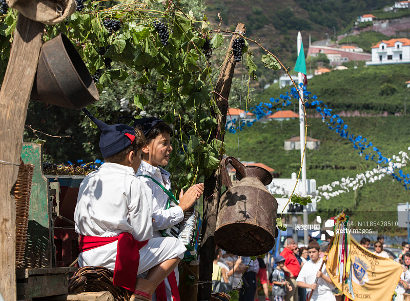 葡萄牙马德拉，人们在马德拉葡萄酒节上穿着传统服装。图片素材