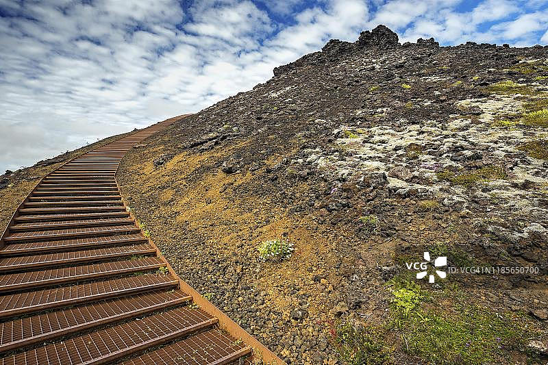 攀登到冰岛Snaefellsnes半岛Hellissandur附近的Saxholl火山口图片素材