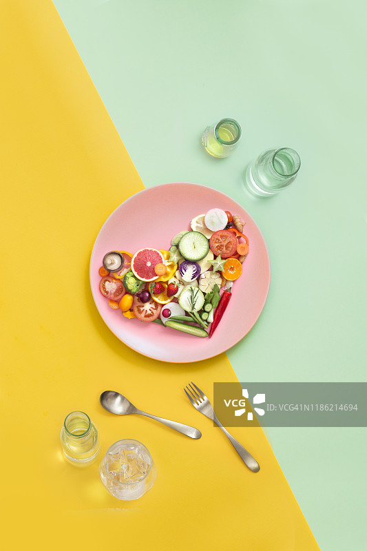 色彩缤纷的素食吃概念的静物生活。图片素材