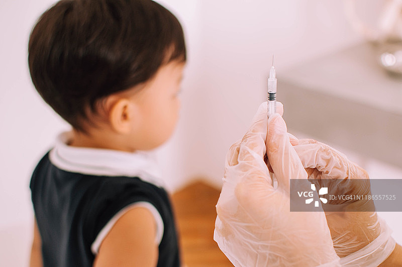 在医院病房为一名男童接种疫苗图片素材
