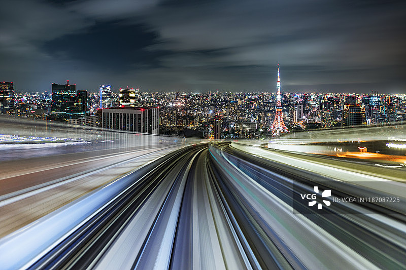 夜间穿过东京的康特火车图片素材