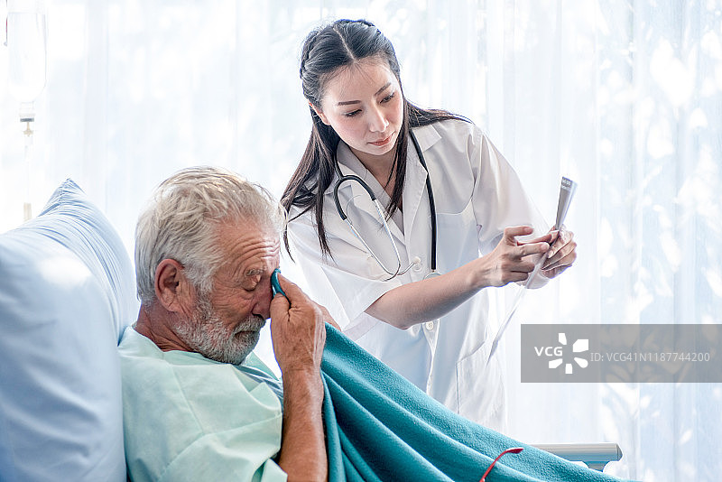医生测量动脉血压男人病人在医院保健图片素材
