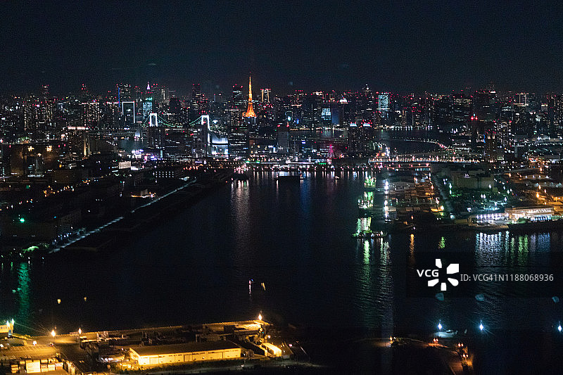 从飞机上俯瞰东京塔和东京湾图片素材