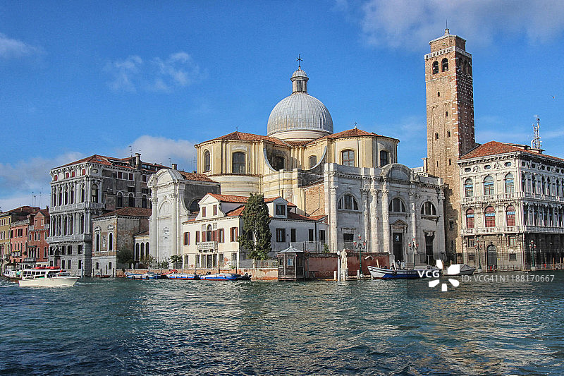 威尼斯圣日耳曼教堂从卡纳雷吉奥运河图片素材