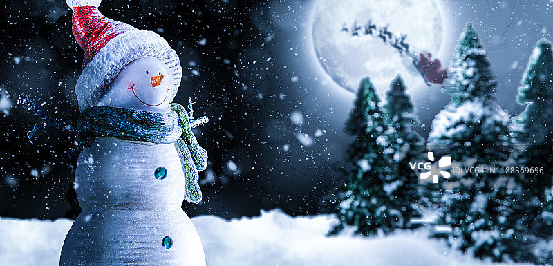 有雪人，圣诞老人和月亮的圣诞夜图片素材