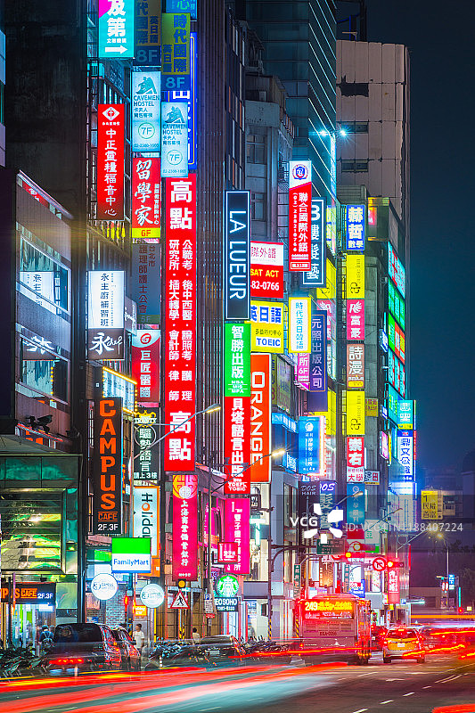 台湾台北未来城市街道上的霓虹灯广告牌图片素材