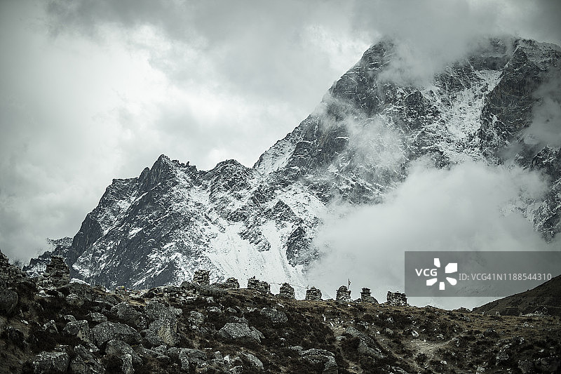 从Dingboche村前往尼泊尔Solukhumbu地区珠穆朗玛峰大本营途中的Ama dablam山山脊景观图片素材