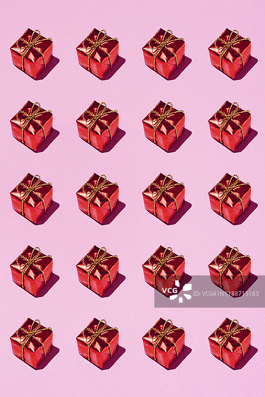 粉红色背景上的红色礼品盒图片素材