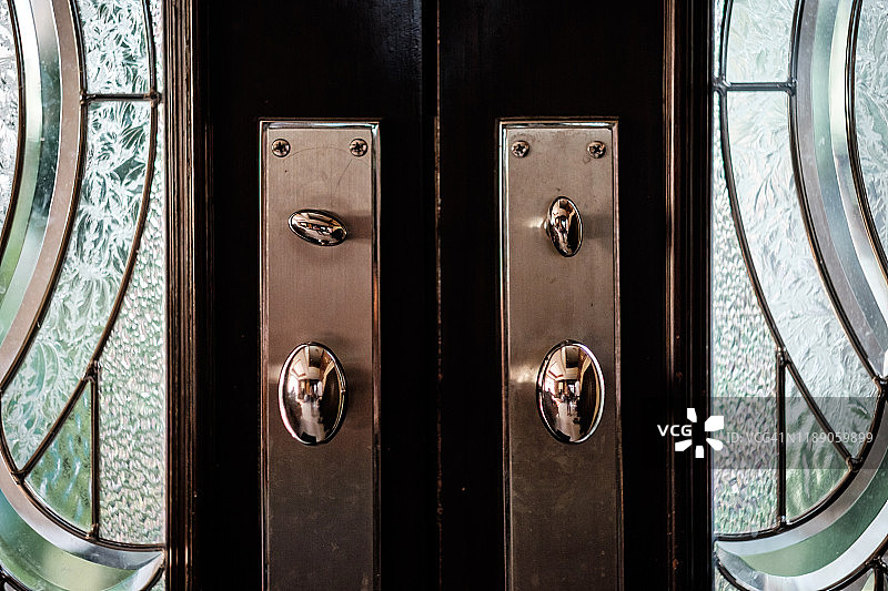 木制的门把手，带有附在门上的门锁图片素材
