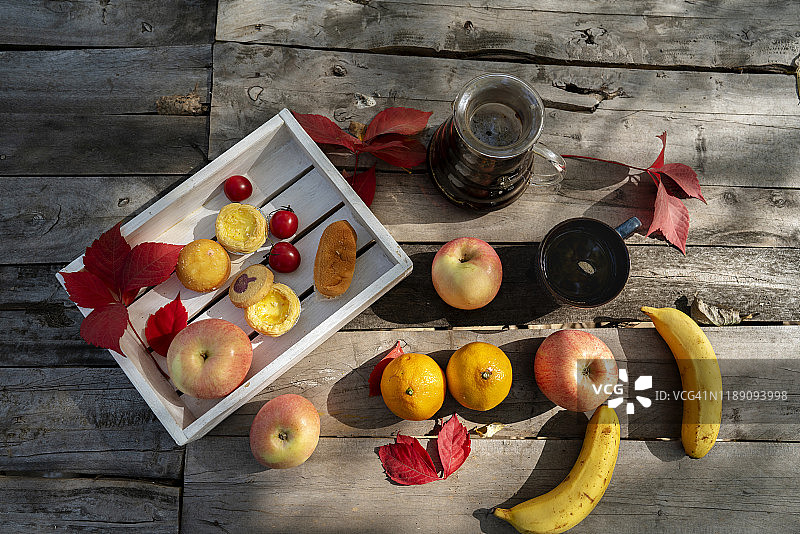 秋季森林野餐的甜点、水果和咖啡图片素材