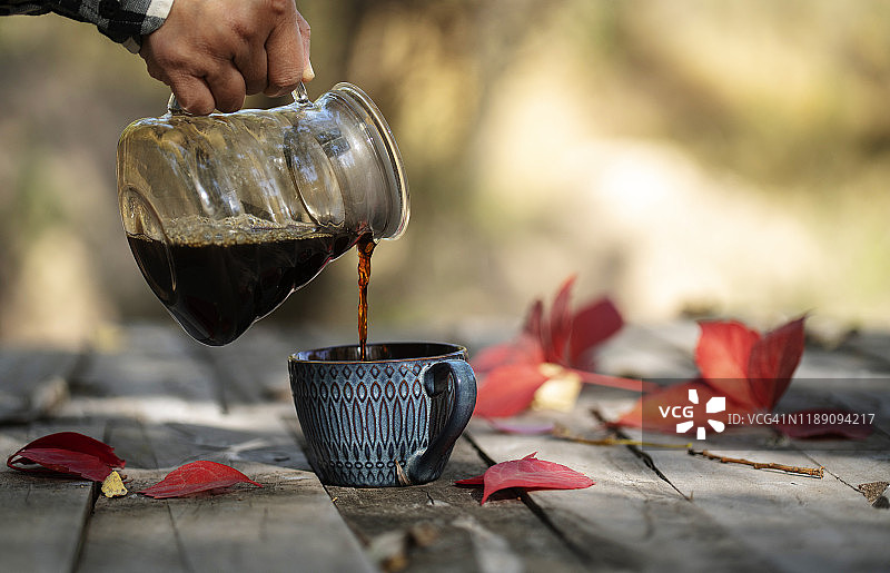 咖啡壶和杯子在秋天的森林野餐图片素材