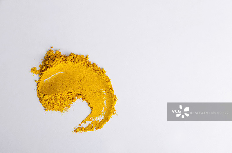 俯视图姜黄粉放在白色灶台上，空间自由图片素材