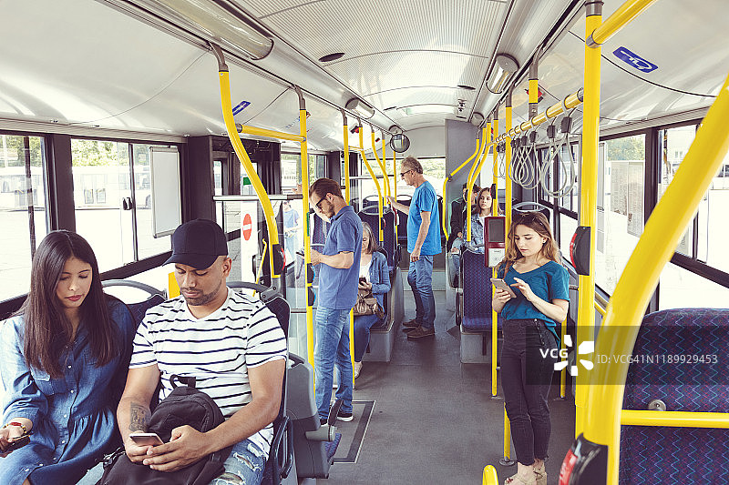 乘坐公共交通工具的男性和女性图片素材