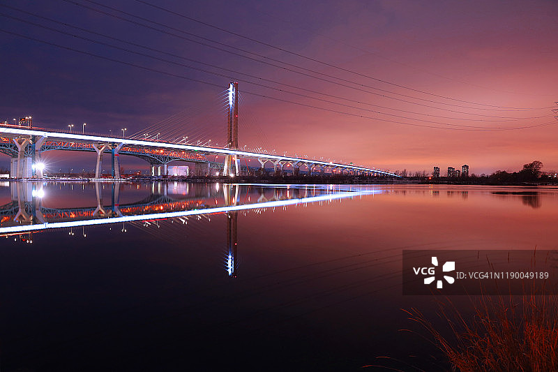 蒙特利尔新尚普兰桥，夜晚水的倒影图片素材