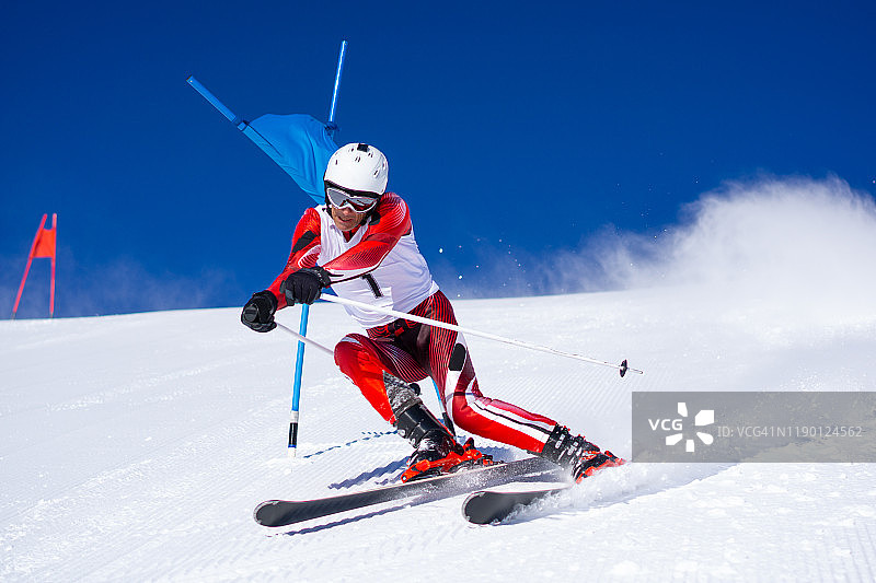专业滑雪者在阳光斜坡上进行超级g训练图片素材