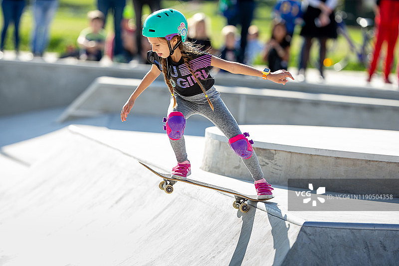 溜冰女孩在中途在滑板比赛在滑板公园-股票照片图片素材