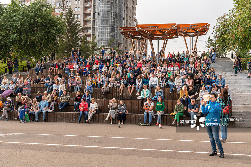 2019年8月25日，俄罗斯克拉斯诺亚尔斯克:夏日里，户外看台上的观众聆听街头音乐家的音乐。克拉斯诺雅茨克铜管乐队图片素材